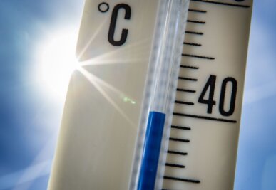 Hitze belastet viele im Job - Rund 69 Prozent der Beschäftigten sehen einer Umfrage zufolge eine Einschränkung ihrer Leistung durch extreme Temperaturen.