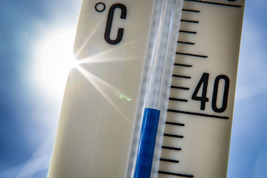 Hitze belastet viele im Job - Rund 69 Prozent der Beschäftigten sehen einer Umfrage zufolge eine Einschränkung ihrer Leistung durch extreme Temperaturen.