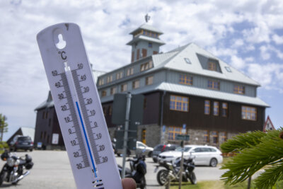 Hitze in Sachsen: Hier ist im Erzgebirge Abkühlung garantiert - Gegen 13 Uhr zeigte das Thermometer auf dem Fichtelberg knapp 25 Grad Celsius an.