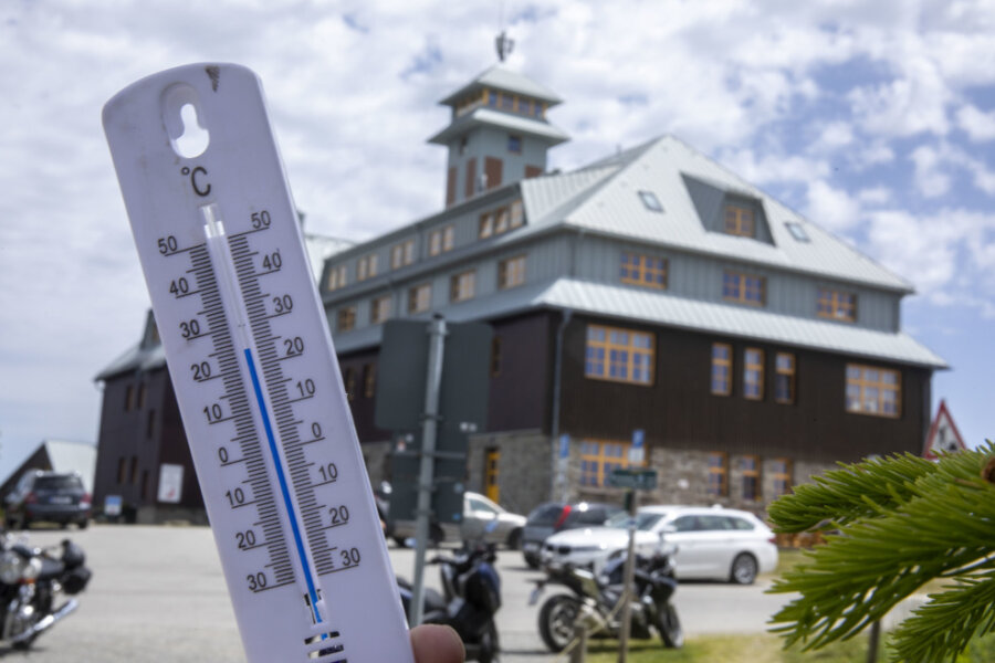 Gegen 13 Uhr zeigte das Thermometer auf dem Fichtelberg knapp 25 Grad Celsius an.