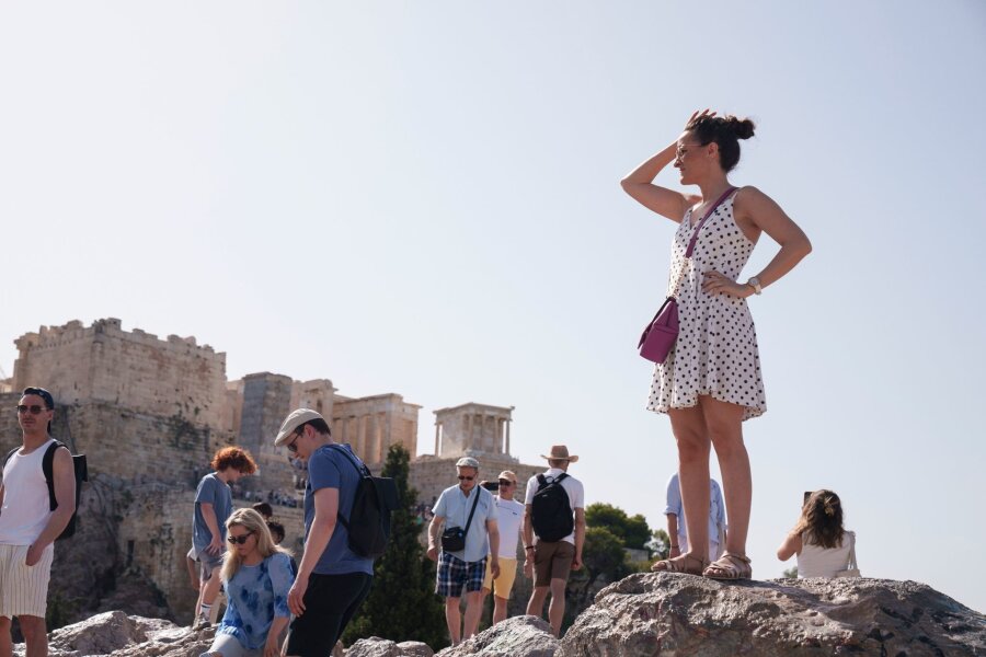 Hitze: Mehrere tote Touristen in Griechenland - Touristen auf dem Aeropagous-Hügel vor der antiken Akropolis im Zentrum Athens.