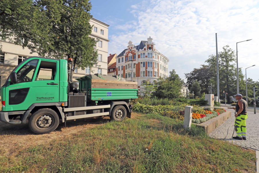 Heiko Eppendorfer, Mitarbeiter des Grünflächenamtes, ist mit dem Multicar unterwegs, das einen Tank mit 1000 Litern Wasser trägt. Hier werden die Blumen am Eingang zur Erbischen Straße gegossen.
