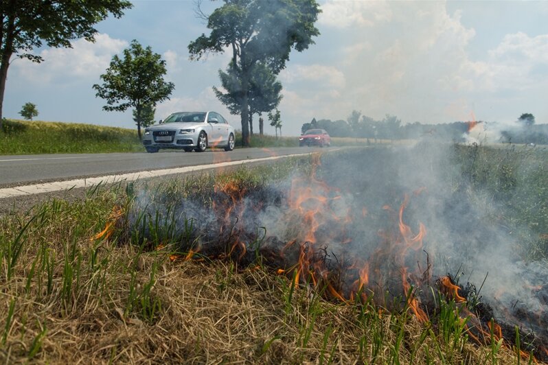 Hitze: Verdorrtes Gras im Straßengraben fängt Feuer - 
