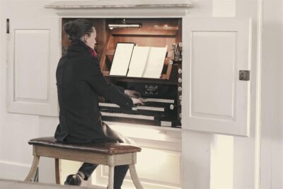 Hitzeschäden: Organist zieht in Kirche Grünlichtenberg um - Elias Bixl, hier an der Orgel der Polditzer Kirche, verlegt sein Konzert von Otzdorf nach Grünlichtenberg.