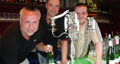 Hitzeschlacht mit eisgekühlten Drinks - Frank Lohmann, Frank Baumgarten und Lars Höppe (von links) in ihrer hitzigen Weinfest-Bude.