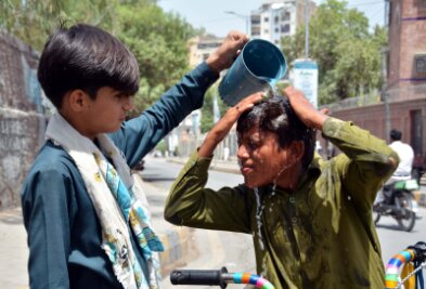 Hitzewarnung in Pakistan: Temperaturen über 50 Grad - Ein Junge wäscht sich in Pakistan den Kopf, um sich an einem heißen Sommertag abzukühlen.