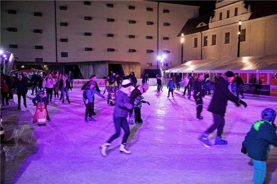 Hobby-Eishockeyspieler aus Freiberg fiebern Match im Januar entgegen - Die Eisbahn im Freiberger Schlosshof hat auch zu Silvester und Neujahr geöffnet. 