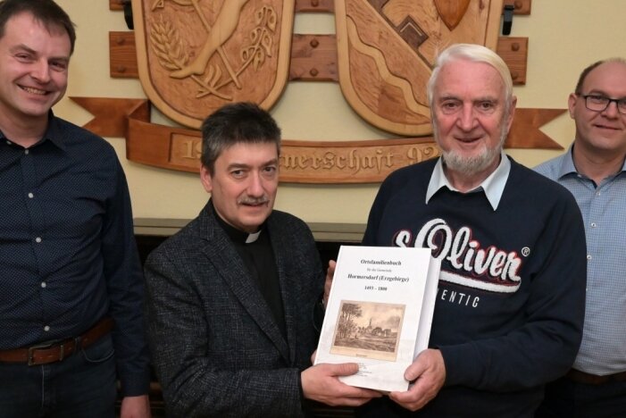Das Ortsfamilienbuch für Hormersdorf wurde von Ortsvorsteher Marco Hilbert, Pfarrer Frank Dregennus, Altbürgermeister Uwe Schneider und Bürgermeister Wolfgang Triebert (Foto von links) vorgestellt. 