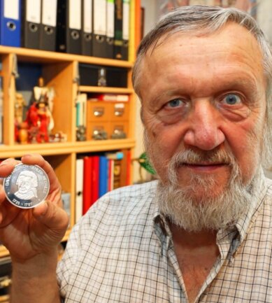 Hobby-Historiker wird mit Ehrenmedaille ausgezeichnet - Jürgen Martin zeigt die David-Friedrich-Oehler-Medaille, mit der seit 2005 ehrenamtliches Engagement in Crimmitschau belohnt wird.