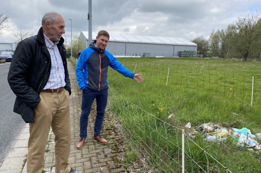 Helmut Bader (l.) und Andreas Seifert finden immer wieder Müll auf der Rasenfläche zwischen Fliesen-Bader und Tenowo im Gewerbegebiet West in Mittweida.