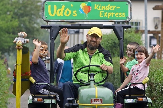 Hobby-Traktorist sammelt Geld für Unwetter-Opfer - Udo Friedrich war am Samstag mit seinem Traktor in der Kleingartenanlage "Sonnige Höhe" unterwegs.