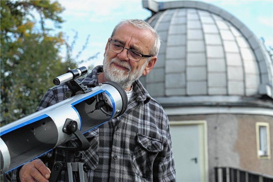 Hobbyastronomen sprechen über Mondprogramm - Hans-Dieter Köhler vom Verein Sternwarte Hartha zeigt in einem Querschnitt den Aufbau eines Teleskopes. 