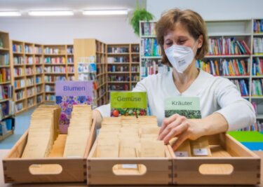 Hobbygärtnerin bietet in ihrer Bibliothek bald auch Saatgut an - Hat bald nicht nur spannende Bücher, sondern auch Saatgut im Angebot: die Leukersdorfer Bibliotheksleiterin Daniela Geißler.