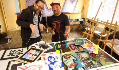 Hobbymaler legen sich für Halloween mächtig ins Zeug - Tim Eichler (links) und Danny Fiegert malen zum Teil gruselig. Doch irgendwie hat alles durchaus Witz. 