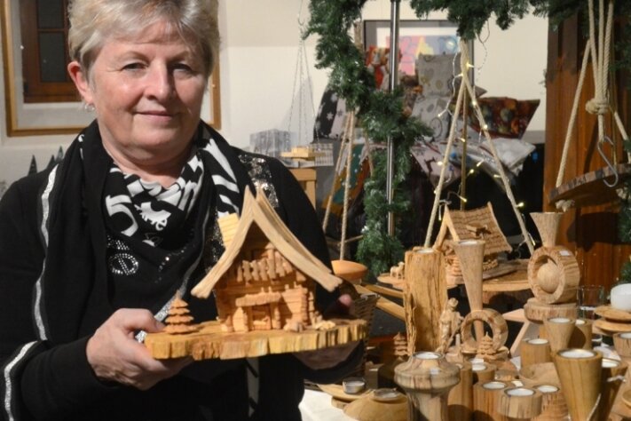 Petra Günther aus Stützengrün mit einem von ihrem Mann gebauten Räucherhäuschen an ihrem Verkaufsstand. 