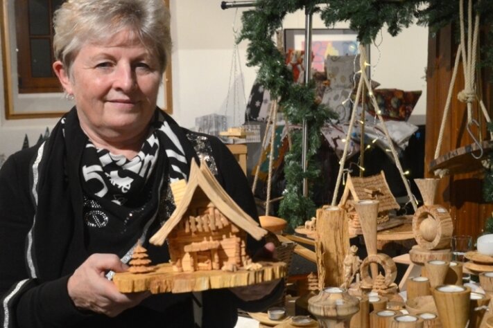Hobbymarkt findet viel Zuspruch - Petra Günther aus Stützengrün mit einem von ihrem Mann gebauten Räucherhäuschen an ihrem Verkaufsstand. 