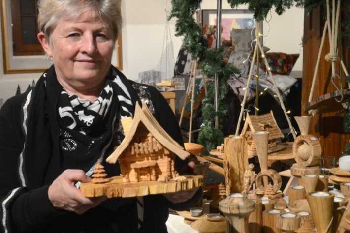 Hobbymarkt findet viel Zuspruch - Petra Günther aus Stützengrün mit einem von ihrem Mann gebauten Räucherhäuschen an ihrem Verkaufsstand. 