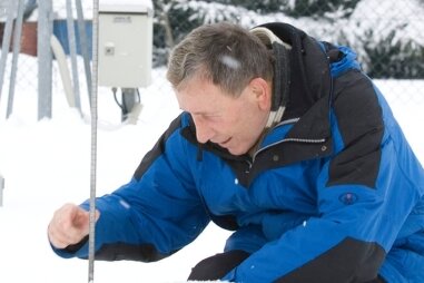 Hobbymeteorologe misst an Plauener Wetterstation 3,8 Grad - Nicht nur im Sommer im Einsatz: Hobbymeteorologe Manfred Bock