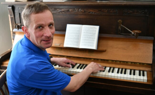 Franz Hönicke lebt seit seiner Geburt mit geistigen Einschränkungen. Was ihm hilft, Defizite zu kompensieren, ist Musik. Deshalb spielt er regelmäßig und gerne Klavier. 