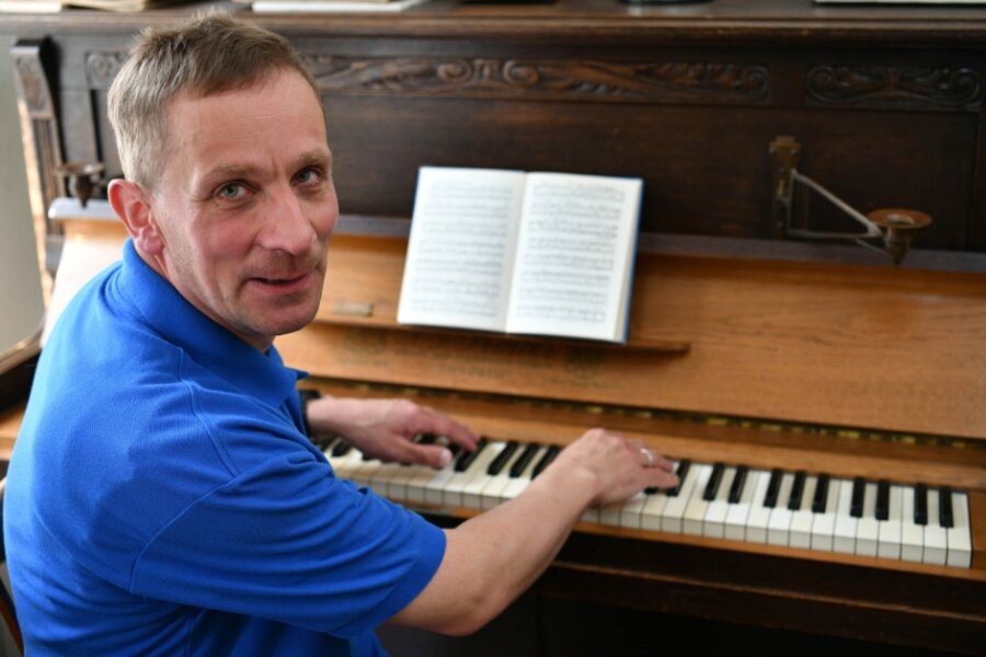 Franz Hönicke lebt seit seiner Geburt mit geistigen Einschränkungen. Was ihm hilft, Defizite zu kompensieren, ist Musik. Deshalb spielt er regelmäßig und gerne Klavier. 