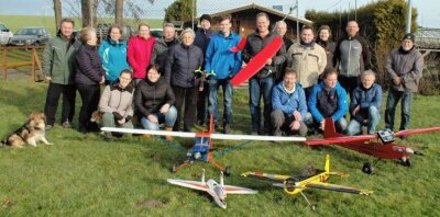 Hobbypiloten trotzen stürmischem Wind - Die Mitglieder des MSC Rochlitz haben beim Neujahrsfliegen die Modelle steigen lassen - trotz des Windes. Der Vorsitzende Peter Klare (mit dem roten Flieger in der Hand) startete dabei auch einen Quadrocopter. 