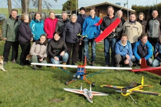 Hobbypiloten trotzen stürmischem Wind - Die Mitglieder des MSC Rochlitz haben beim Neujahrsfliegen die Modelle steigen lassen - trotz des Windes. Der Vorsitzende Peter Klare (mit dem roten Flieger in der Hand) startete dabei auch einen Quadrocopter. 