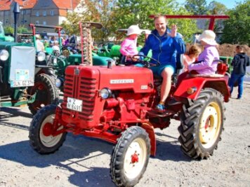Hoch auf dem roten Traktor - Steffen Müller aus Ruppertsgrün rollte mit seinem Traktor vom Typ "Mc Cormick" auf den Platz hinter dem Herrenhaus. 