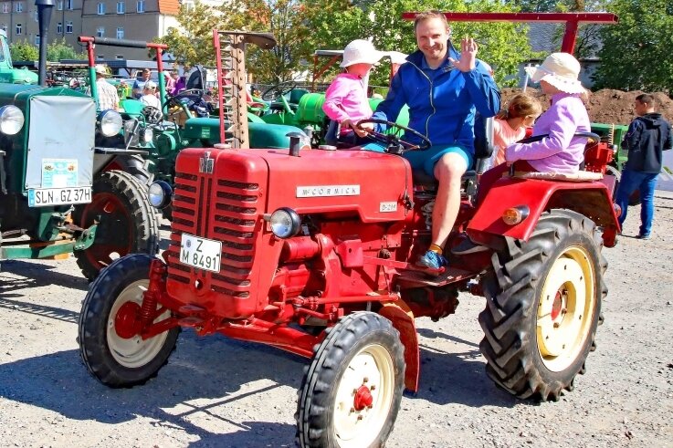Hoch auf dem roten Traktor - Steffen Müller aus Ruppertsgrün rollte mit seinem Traktor vom Typ "Mc Cormick" auf den Platz hinter dem Herrenhaus. 