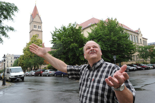 Stefan Meyer vorm evangelischen Schulzentrum auf dem Sonnenberg
