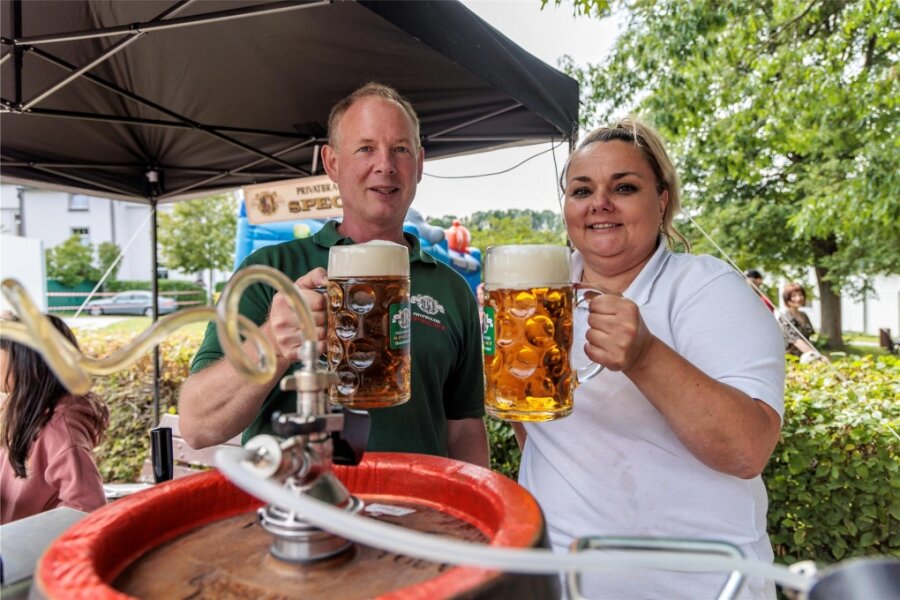 Hoch die Gläser: Sehmataler Bierfest lockt hunderte Gäste an - Axel Specht und Jirina Pohlodkova freuen sich über den Erfolg des ersten Sehmataler Bierfestes.