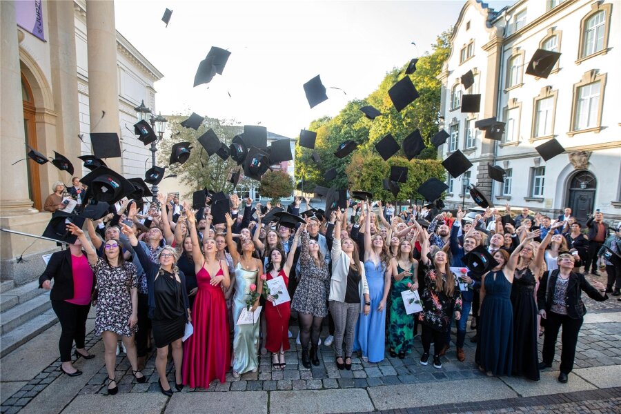 Hoch die Hüte: 93 Plauener Absolventen feiern ihren Studienabschluss - Über 90 schwarze „Doktorhüte“ wirbelten am Samstag auf dem Plauener Theater in die Lüfte.