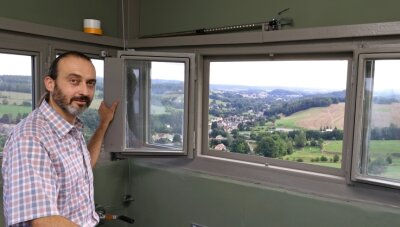 Hoch hinaus im Oldtimermuseum - Vereinschef Danny Schwalbe zeigt die Aussicht aus der Kanzel des Turmes. Diese befindet sich neun Meter über dem Erdboden.