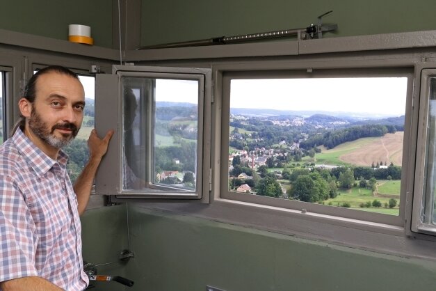 Vereinschef Danny Schwalbe zeigt die Aussicht aus der Kanzel des Turmes. Diese befindet sich neun Meter über dem Erdboden.
