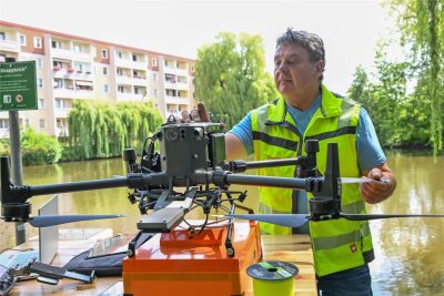 Hoch hinaus: Warum ein Chemnitzer in Drohnen investierte und zum Experten für Pflanzenschutz werden musste - Bei einem Einsatz neulich am Knappteich half Ulrich Hennig, die Gewässerverschlammung zu ermitteln.