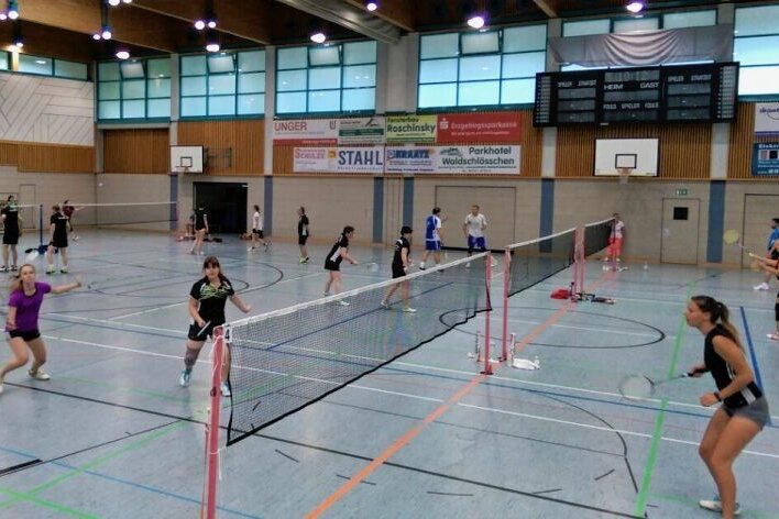 Hochbetrieb am Netz - Von Samstag bis Sonntag verwandelt sich die Annaberger Silberlandhalle erneut in ein Paradies für Badminton-Begeisterte.