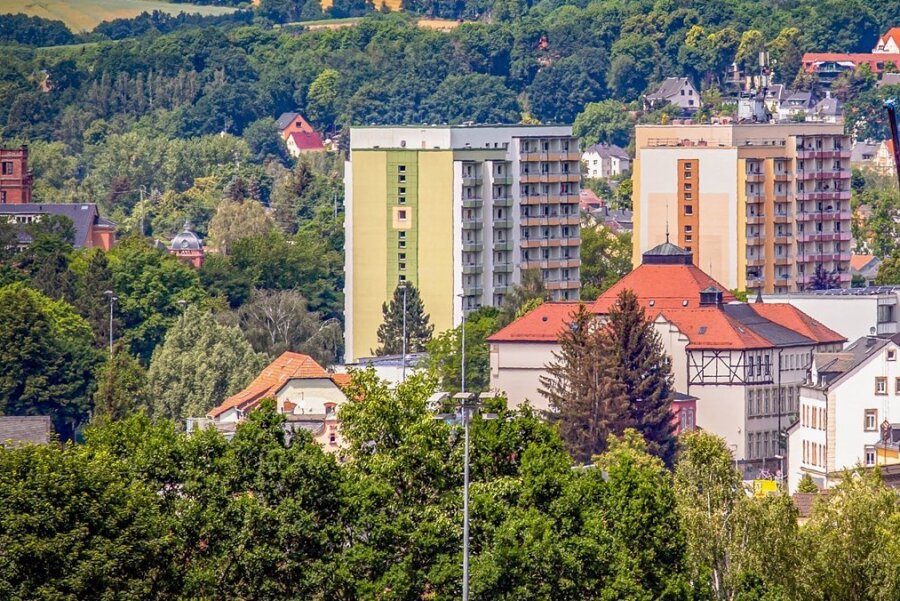 Die beiden rund 35 Meter hohen markanten Hochhäuser prägen das Stadtbild von Flöha. Die barrierearmen Wohnungen sind sehr gefragt. Für die wenigen Zweiraumwohnungen gibt es sogar Wartelisten. 