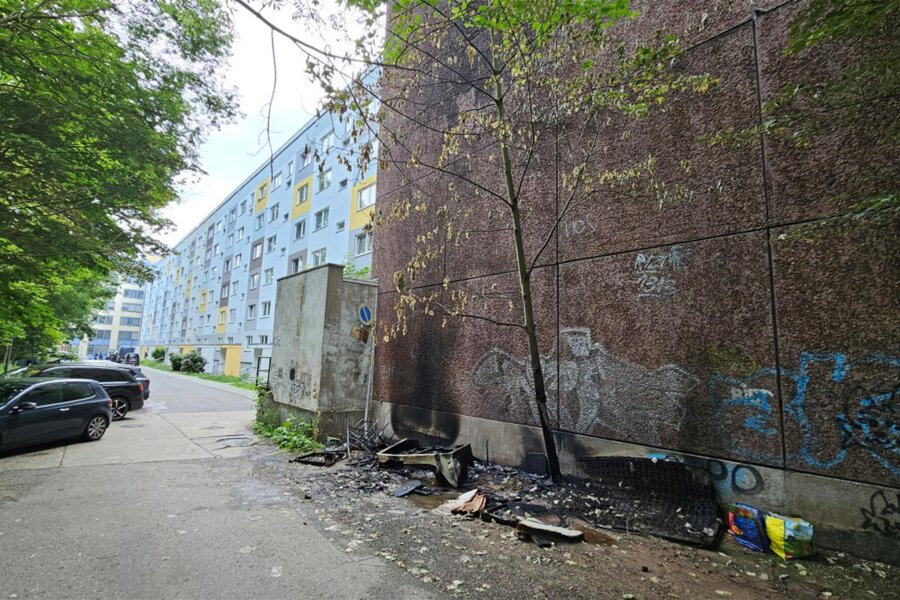 Hochhausruine und Mehrfamilienhaus: Zwei Brände in Chemnitz in unmittelbarer Nähe - An der Hochhausruine an der Zwickauer Straße brannte ein altes Sofa, in einem benachbarten Wohnblock (hinten) ein Keller.