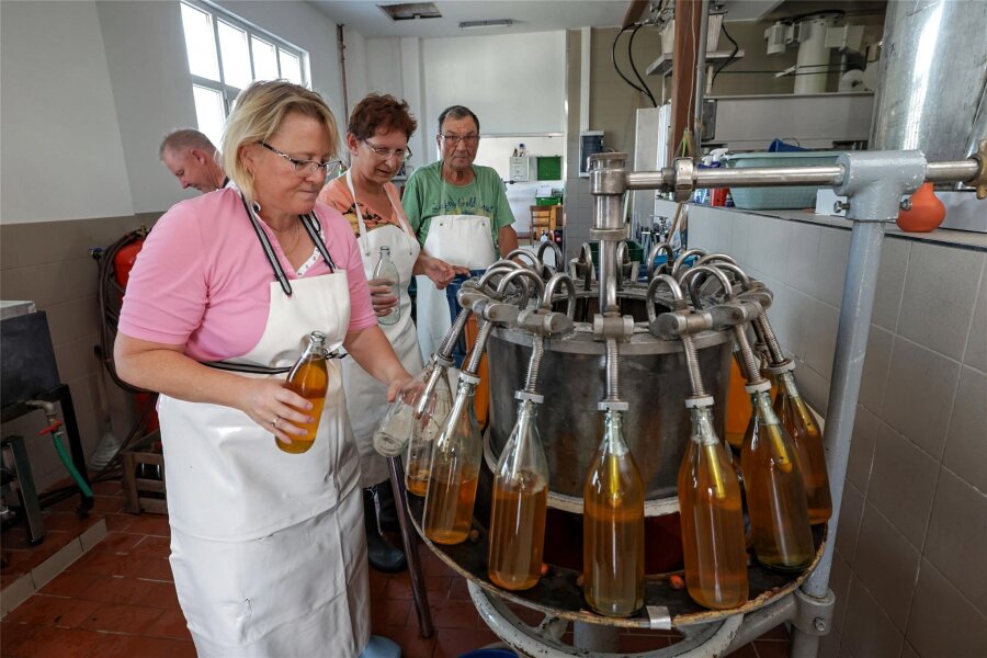 Hochkonjunktur in der Mülsener Apfelmosterei: „Michler Gold“ fließt wieder - Etwa 1500 Flaschen haben die Obstbauern um Yvonne Vogel (links) am Freitag abgefüllt.