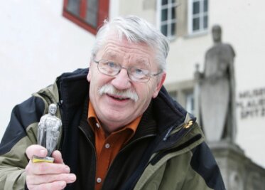 Horst Knaute mit Zinnfigur