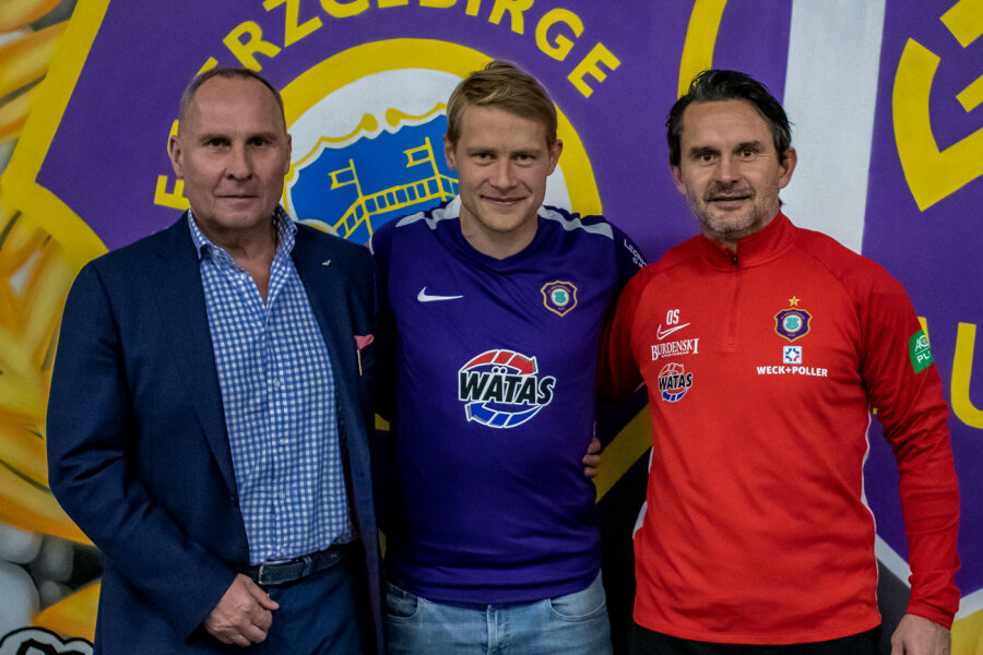 Hochscheidt verlängert Vertrag beim FC Erzgebirge Aue - Vereinspräsident Helge Leonhardt, Jan Hochscheidt und Aue-Coach Dirk Schuster.