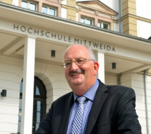 Hochschule Mittweida: Rektor muss im Herbst sein Amt aufgeben - Rektor Professor Ludwig Hilmer vor dem Haupthaus der Hochschule Mittweida.