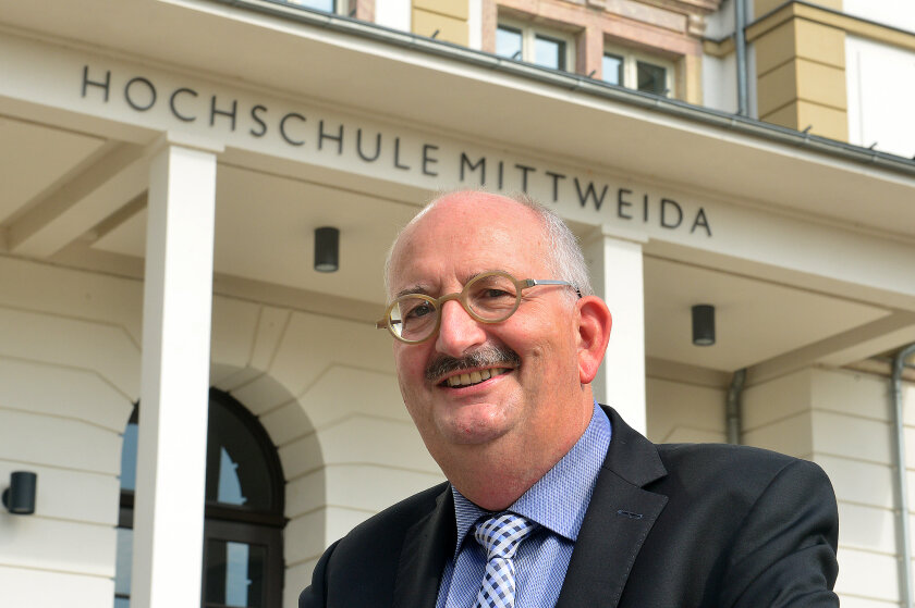 Rektor Professor Ludwig Hilmer vor dem Haupthaus der Hochschule Mittweida.
