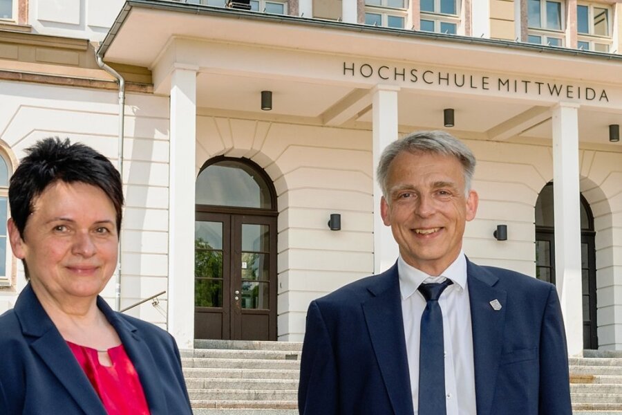 Volker Tolkmitt (r.) wird ab Herbst neuer Rektor der Hochschule Mittweida. Iris Firmenich, Vorsitzende des Hochschulrats zählte zu seinen ersten Gratulanten nach der Wahl. 