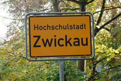 Hochschulstadt Zwickau: Die ersten elf Schilder stehen an den wichtigsten Zufahrtsstraßen - An der Muldestraße steht ein neues Ortseingangsschild, das Zwickau als Hochschulstadt ausweist.