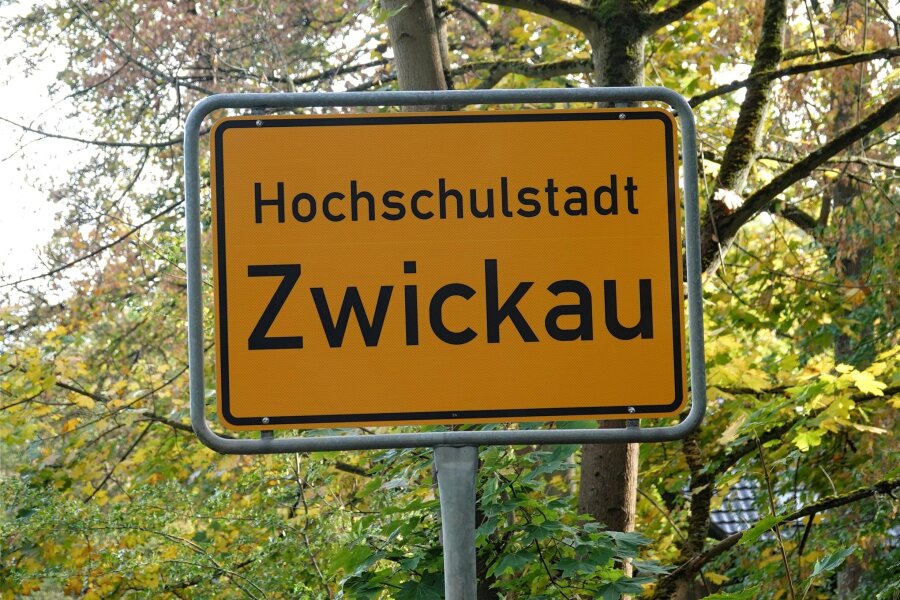 Hochschulstadt Zwickau: Die ersten elf Schilder stehen an den wichtigsten Zufahrtsstraßen - An der Muldestraße steht ein neues Ortseingangsschild, das Zwickau als Hochschulstadt ausweist.