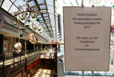Hochsommer in Zwickau: Weihnachtsdeko in den Arcaden hängt schon - 
