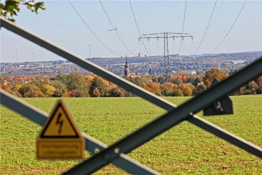 Hochspannungsleitungen werden aus der Luft kontrolliert: Betreiber kündigt Hubschrauberflüge im Landkreis Zwickau an - Immer wieder verfangen sich Drachen in den Hochspannungsleitungen, wie hier im Oktober 2019 bei Zwickau. Die Betreiber müssen diese dann aufwendig entfernen. 