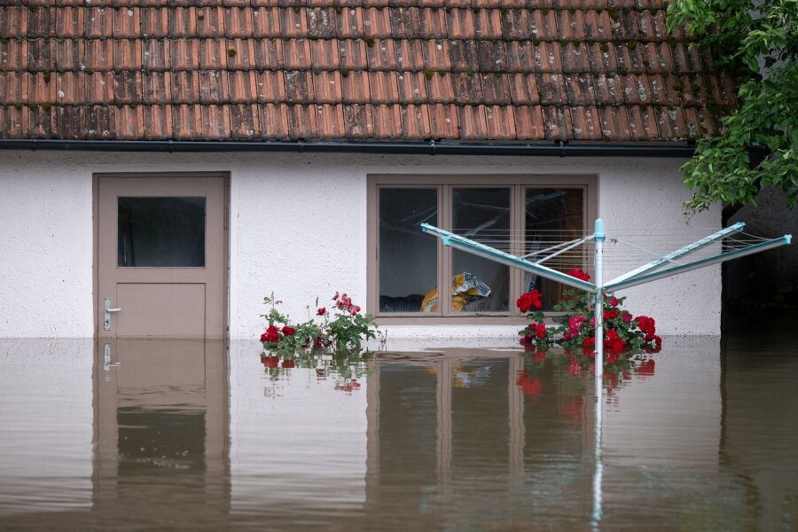 Hochwasser: 5 Dinge, die Sie jetzt wissen müssen - Teile von Bayern und Baden-Württemberg sind seit dem vergangenen Wochenende von Hochwasser und Überschwemmungen betroffen.