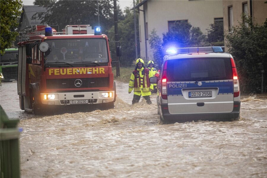 Hochwasser-Debatte in Lichtenau: Suche nach den Gründen für Überschwemmungen - Die Auerswalder Hauptstraße in Lichtenau ist immer wieder überspült bei Starkregen, hier im August 2020. Die Nähe zu Dorfbach und Feldern ist eine Ursache für Überschwemmungen. Aber gibt es noch weitere?