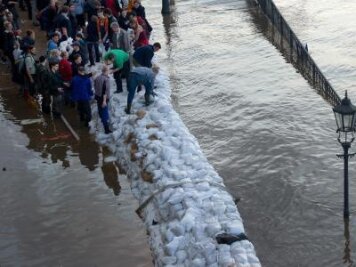 Hochwasser-Dramen an Elbe, Saale und Donau - Freiwillige Helfer arbeiten am Terrassenufer in Dresden gegen das Hochwasser der Elbe an.